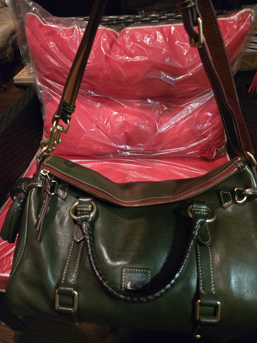 🌻Dooney Large Tassel Satchel Olive Green Leather Shoulder Bag. Beautiful Patina - Picture 2 of 16